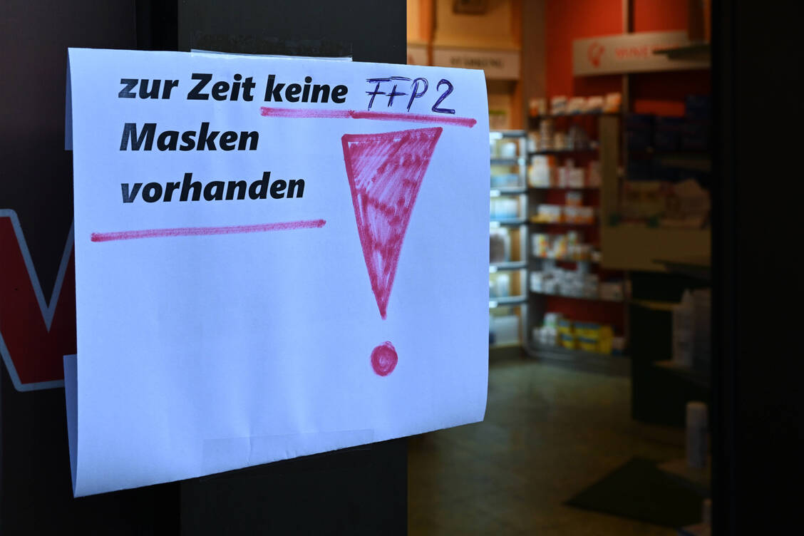 Apotheker, die sich nicht an der Masken-Verteilung beteiligen, können ihre Vergütung wieder zurückzahlen, bietet der Nacht- und Notdienstfonds an. / Foto: imago images/Petra Schneider