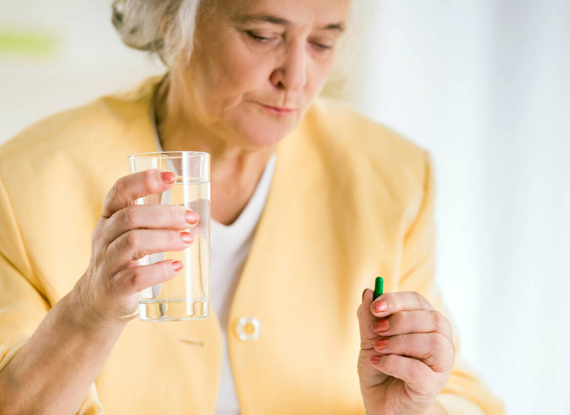 Viele Medikamente, darunter Antithrombotika, Psychopharmaka und systemische Antibiotika beeinträchtigen das Immunsystem. / Foto: Shotshop/GeorgeRudy