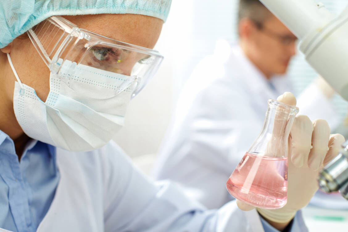 Pharmafirmen bekommen wirtschaftliche Anreize, um in die Forschung von Arzneimitteln gegen Seltene Erkrankungen zu investieren. An einer solchen Erkrankung leiden in Deutschland schätzungsweise vier Millionen Menschen. / Foto: Shutterstock/Pressmaster