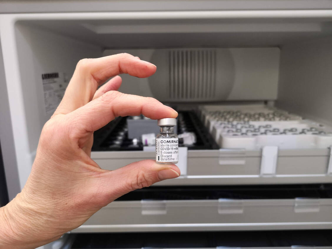 Der Umgang mit dem mRNA-Impfstoff erfordert viel Fingerspitzengefühl – und anders als hier abgebildet Handschuhe. / Foto: PZ/Daniela Hüttemann