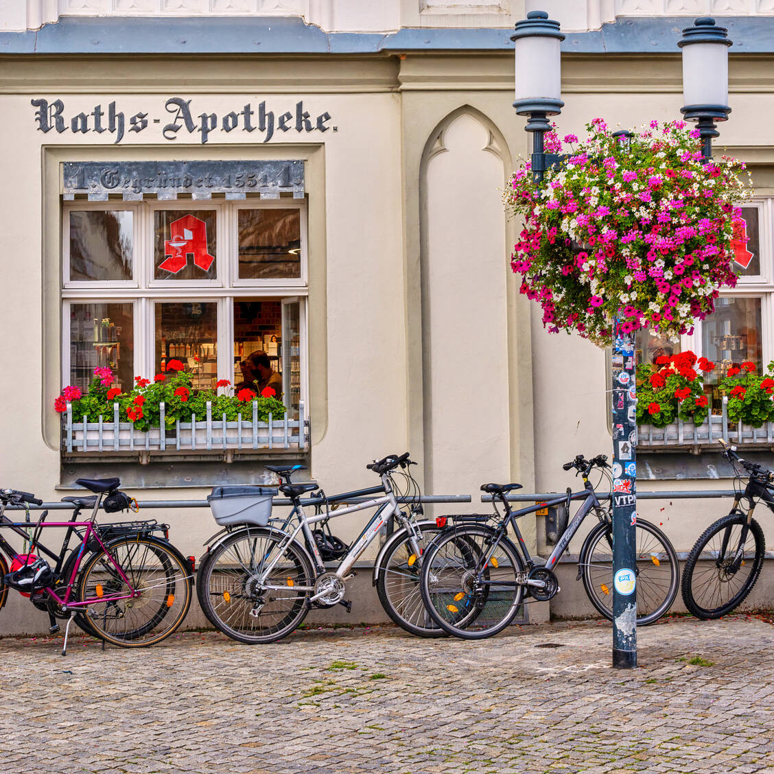 Eine Apotheke in Greifswald, Mecklenburg-Vorpommern.  / © Adobe Stock/Mickis Fotowelt