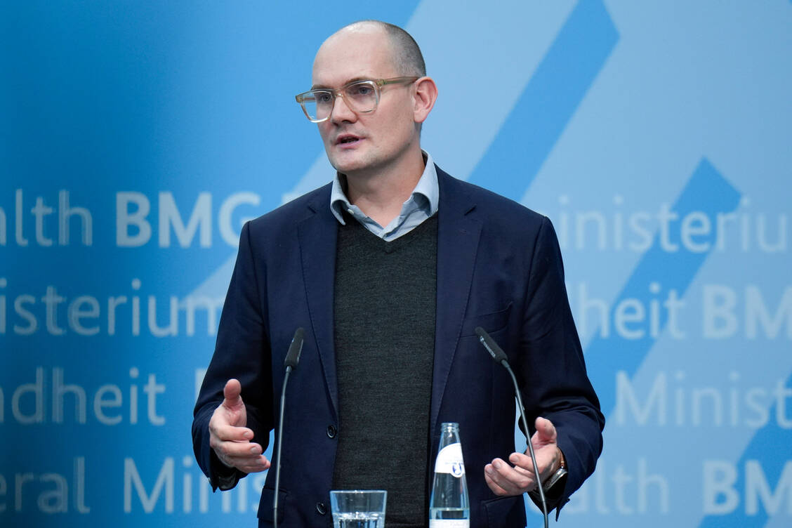 Die GKV-Sparvorgaben könnten »neue Löcher« in die Haushalte der Kommunen reißen, befürchtet der Grünen-Gesundheitssprecher Janosch Dahmen. / © Imago/Bernd Elmenthaler