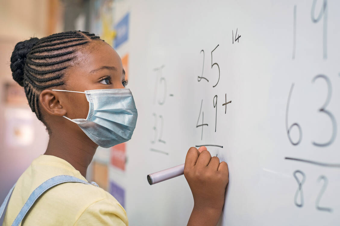 Vor allem bei längeren Tragezeiten bieten OP-Masken Kindern einen besseren Atemkomfort. / Foto: Adobe Stock/Rido