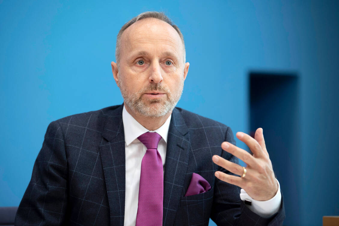 KBV-Vize Stephan Hofmeister hat kein Verständnis für das Vorgehen der ABDA in Sachen Apotheken-Impfungen. / Foto: imago images/IPON