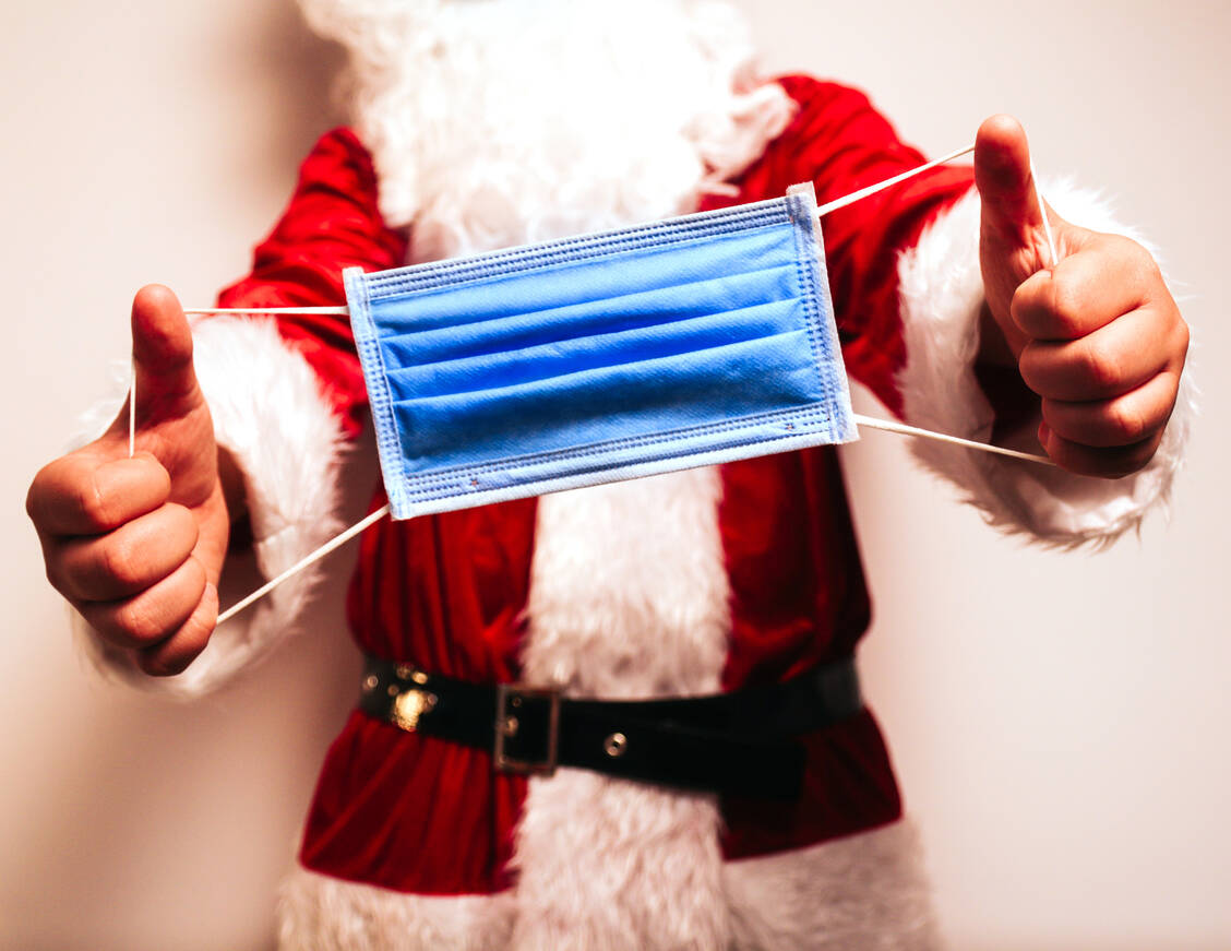 Wer nicht vor Weihnachten noch an einem Atemwegsinfekt erkranken will, setzt in der Öffentlichkeit am besten auf eine Maske. / Foto: Getty Images/Jeronimo Granadal Ruiz