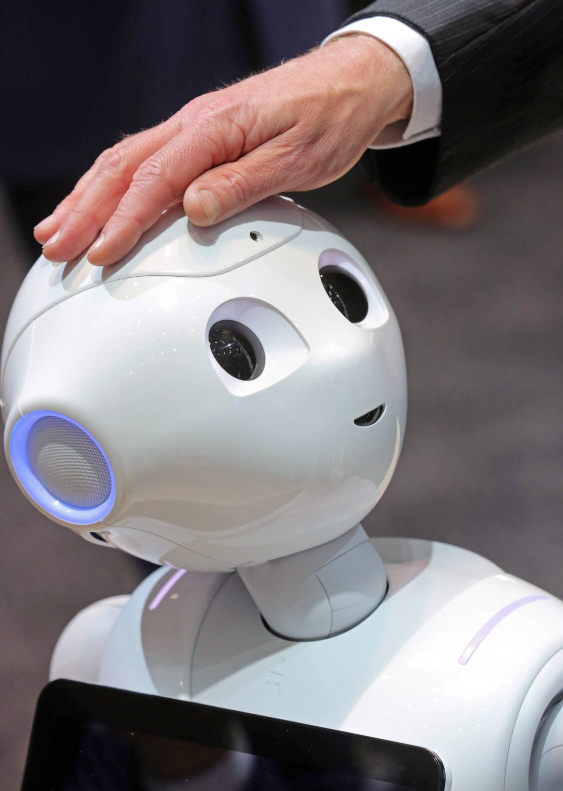 Die Tendenz, Dinge zu vermenschlichen, die sprechen oder sich bewegen, löst im Gehirn Gefühle wie Zuneigung aus. / Foto: Imago Images/Friedrich Stark