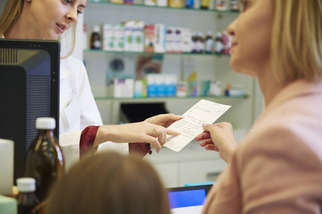 Apotheker können Eltern beim Ausfüllen von Formularen unterstützen und ihnen Vordrucke für Notfallpläne bereitstellen. / Foto: Getty Images/Westend61