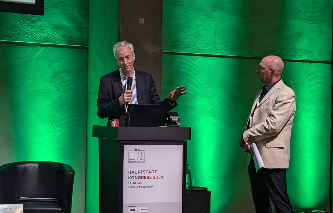 BMG-Abteilungsleiter Thomas Müller (links) gab auf dem Hauptstadtkongress einen Einblick in den Stand der Verhandlungen des Medizinforschungsgesetzes.  / Foto: PZ/Lukas Brockfeld