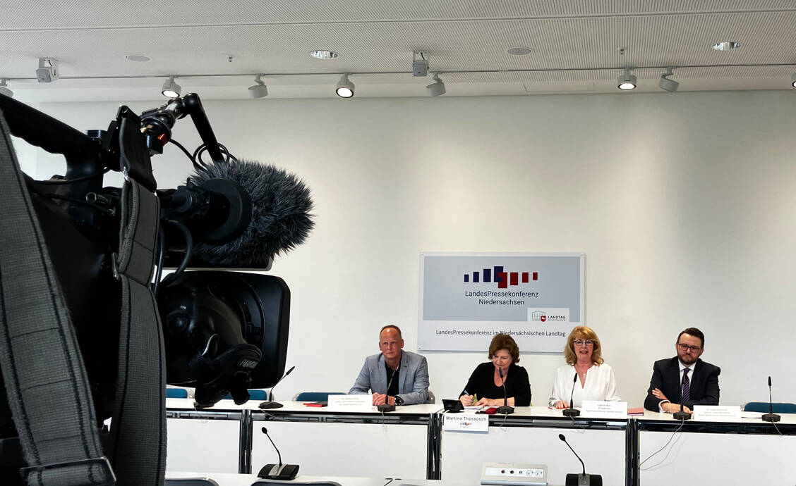 Die Ansicht von Kammer und Verband zur Apothekenreform stießen durchaus auf Interesse und kritische Nachfragen der Medien bei der Landespressekonferenz im Landtag Niedersachsen. Von links: Dr. Mathias Grau (LAV), Martina Thorausch (Landespressekonferenz), Cathrin Burs und Dr. Lukas Kaminski (Apothekerkammer). / Foto: PZ/Daniela Hüttemann