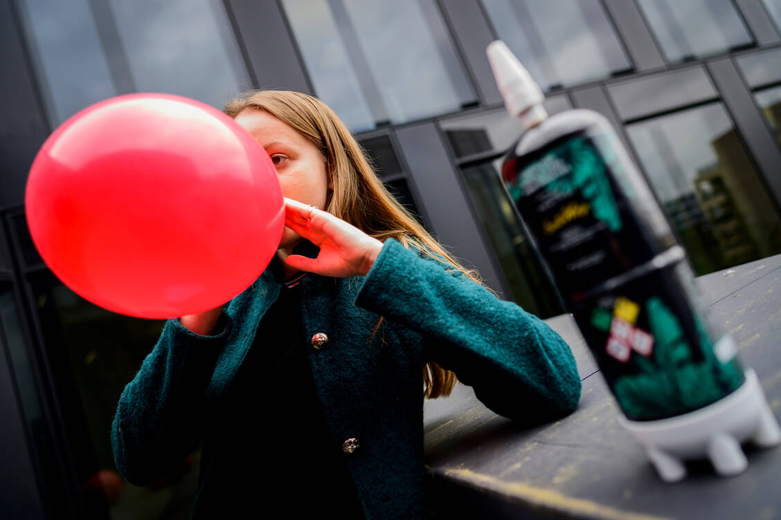 Mehr als ein harmloser Spaß: Die Inhalation von Lachgas kann zu Bewusstlosigkeit und bei häufigem Missbrauch zu Nervenschäden und Lähmungen führen. / Foto: Imago/Ralf Rottmann