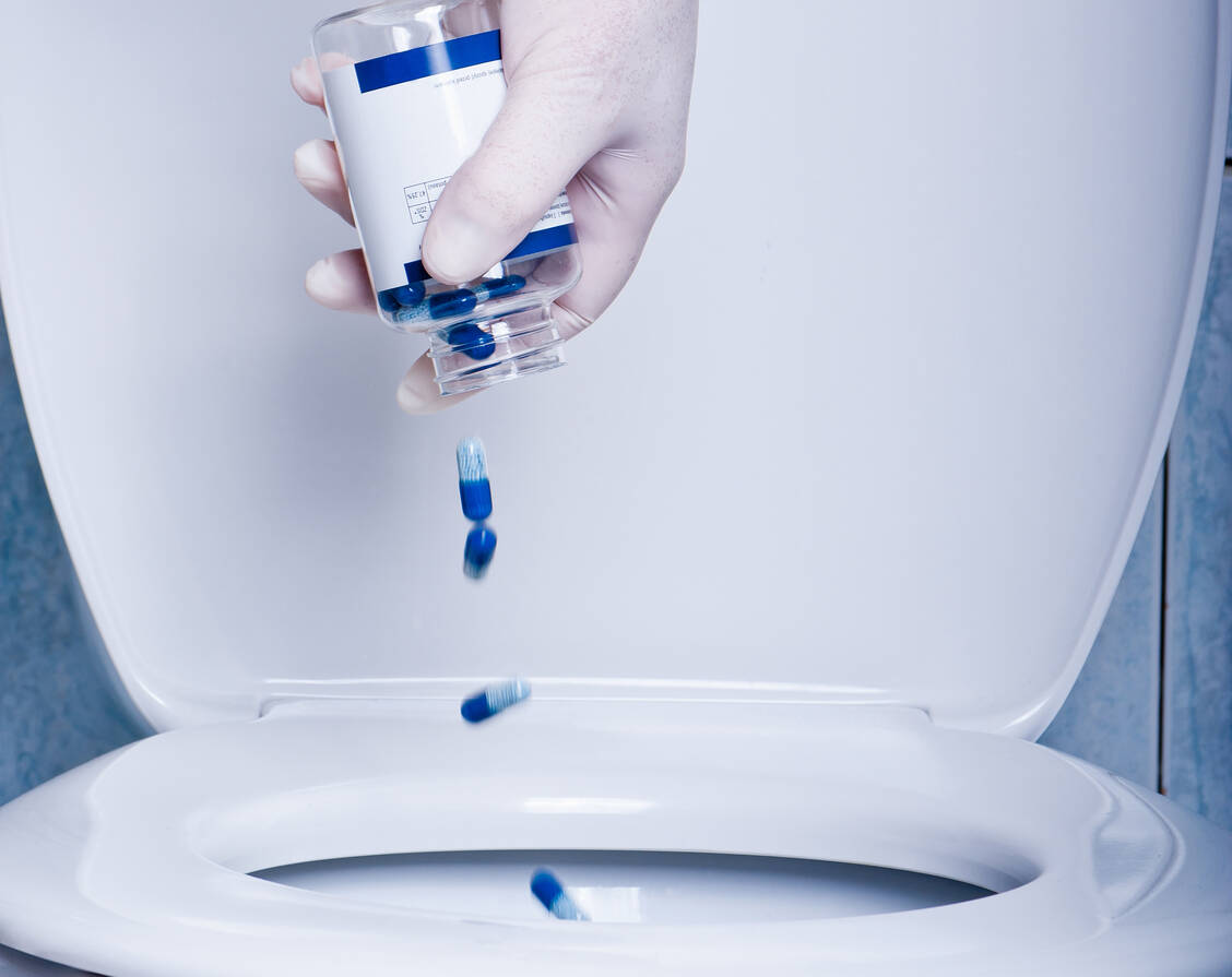 Die Toilette ist keine Lösung: Grundsätzlich ist es besser, alte oder abgelaufene Medikamente im Hausmüll oder auf dem Recyclinghof zu entsorgen. / Foto: Adobe Stock/lukatme1