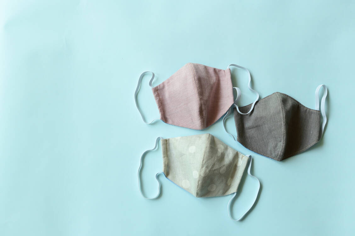  »Community-Masken« , »DIY-Masken« oder Behelfsmasken sind selbstgemachte Masken, die beispielsweise in Eigenherstellung aus handelsüblichen Stoffen genäht und im Alltag getragen werden. Sie gelten dabei weder als Medizinprodukt noch als Schutzausrüstung. / Foto: Adobe Stock/sutichak