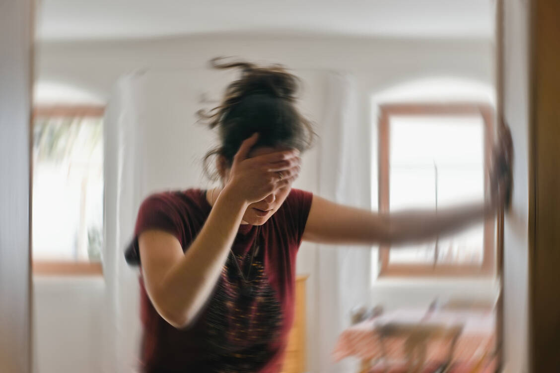 Schwindelanfälle im Rahmen von Morbus Menière dauern 20 Minuten bis 24 Stunden und gehen mit Drehschwindel, Ohrgeräuschen, Hörverlust und einem Druckgefühl im Ohr einher. / © Adobe Stock/Tunatura