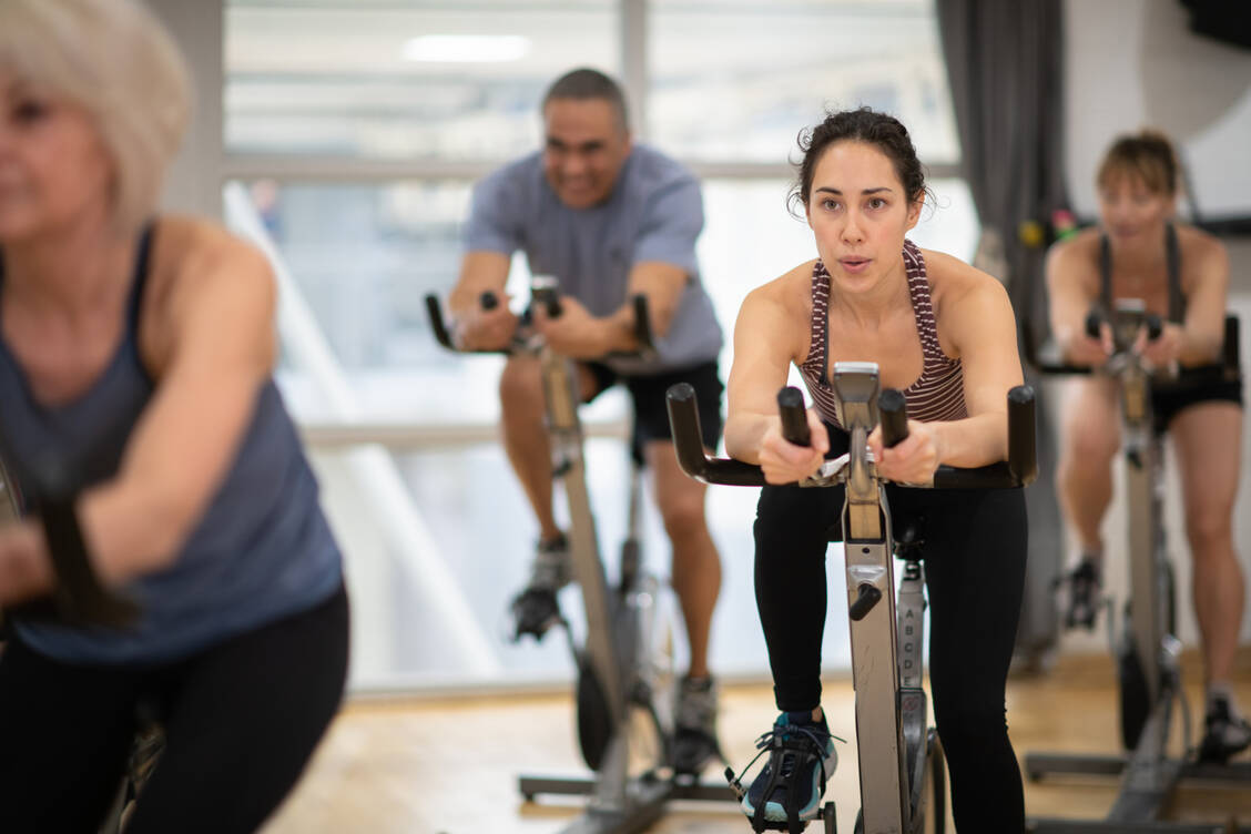 Ausdauertraining, zum Beispiel auf dem Fahrradergometer, stärkt das Herz-Kreislauf-System und verbessert die Fettverbrennung. Bei regelmäßigem Training passt sich der Körper an die Belastung an. / © Getty Images/FatCamera