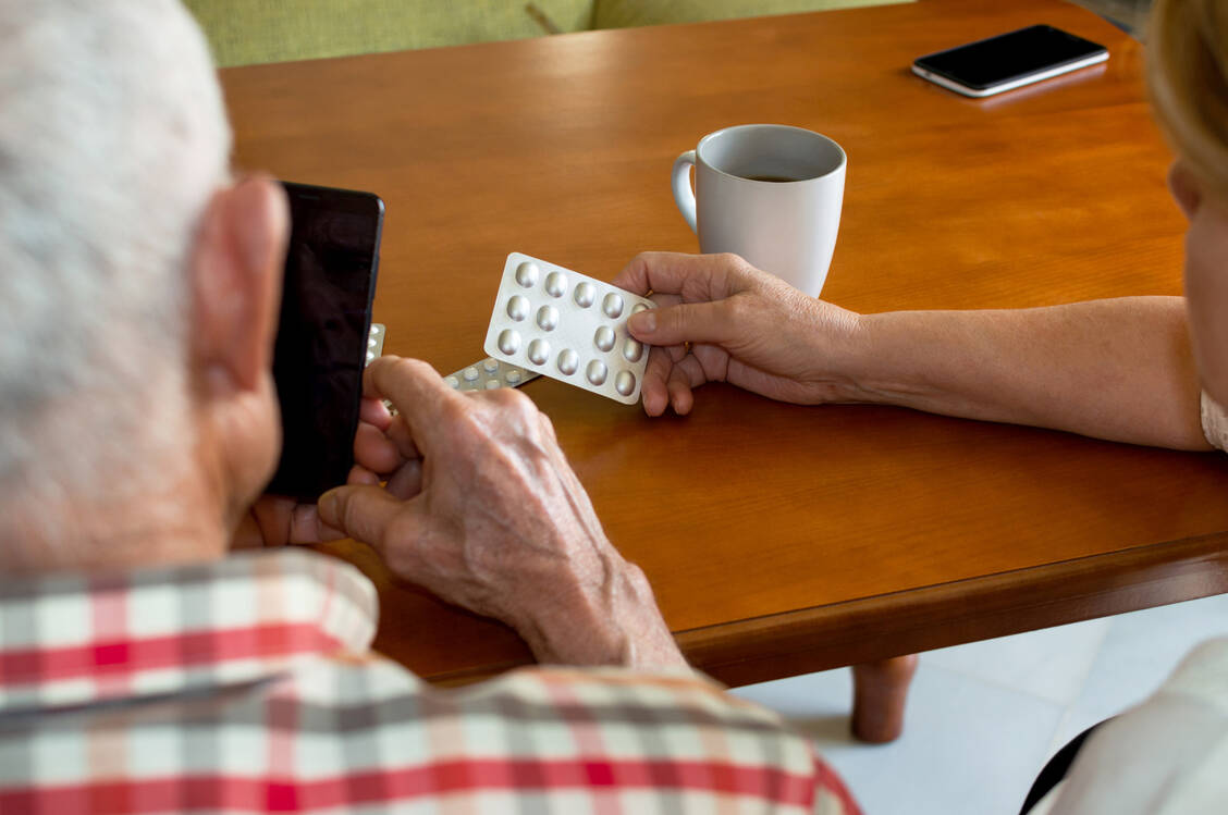 Statt Papierrezept eine Nachricht aufs Smartphone: Hoffentlich wissen die beiden, wie sie nun zu ihrem Medikament kommen. / Foto: Adobe Stock/Kemedo