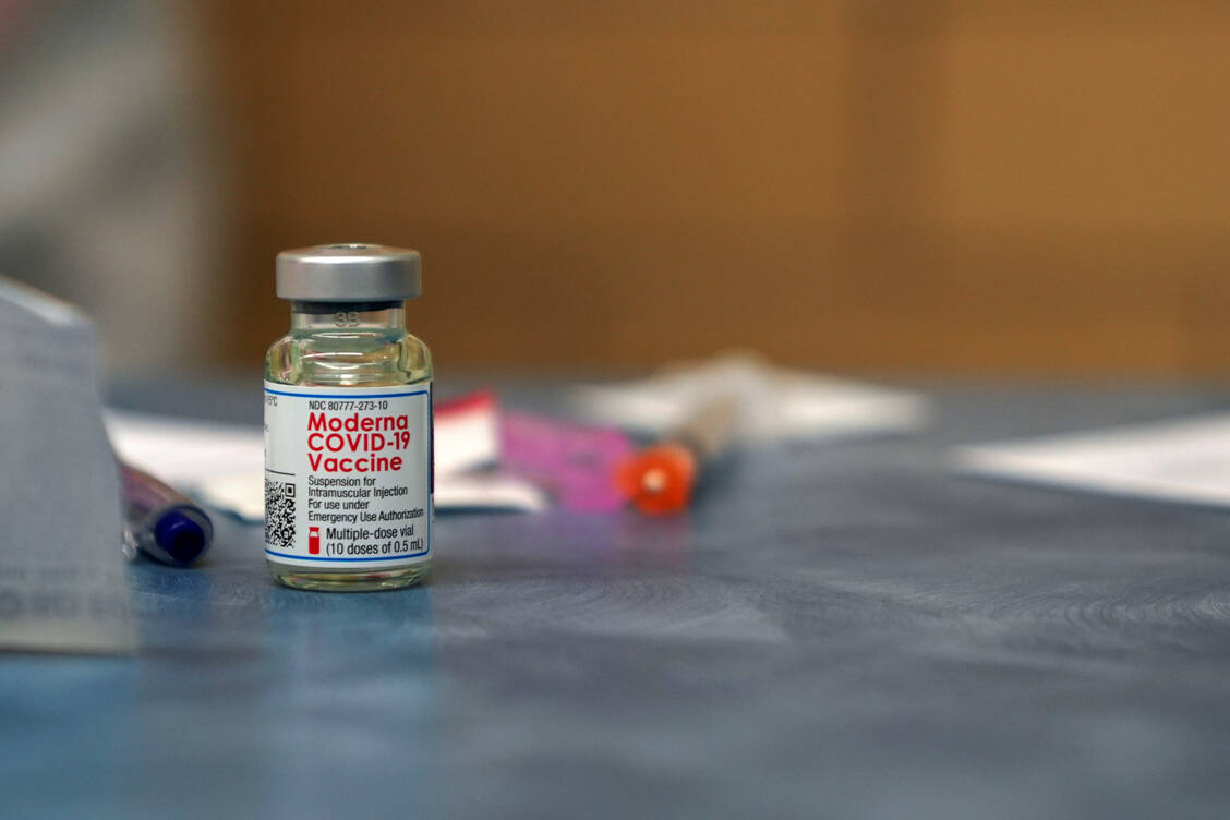 Das US-Unternehmen Moderna hat einen Covid-19-Impfstoff in der EU zur Zulassung gebracht. Jetzt startet es eine Studie mit einer an die B.1.351-Variante angepassten Form des mRNA-Impfstoffs.  / Foto: picture alliance / REUTERS | David Delgado