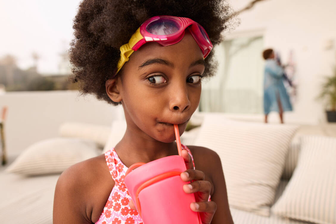 Kinder mit Insektenstichallergie sollten süße Getränke im Sommer draußen am besten nur mit Trinkhalm trinken. Sind schwere allergische Reaktionen bekannt, sollte ein Adrenalin-haltiges Notfallmedikament immer in Reichweite sein. / © Getty Images/Klaus Vedfelt