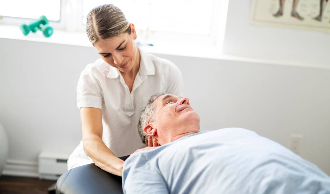 Nicht medikamentöse Therapien wie Physio- oder Ergotherapie sollten eine wichtige Rolle bei der Behandlung von Nicht-Tumorschmerzen spielen. / © Shutterstock/Lopolo