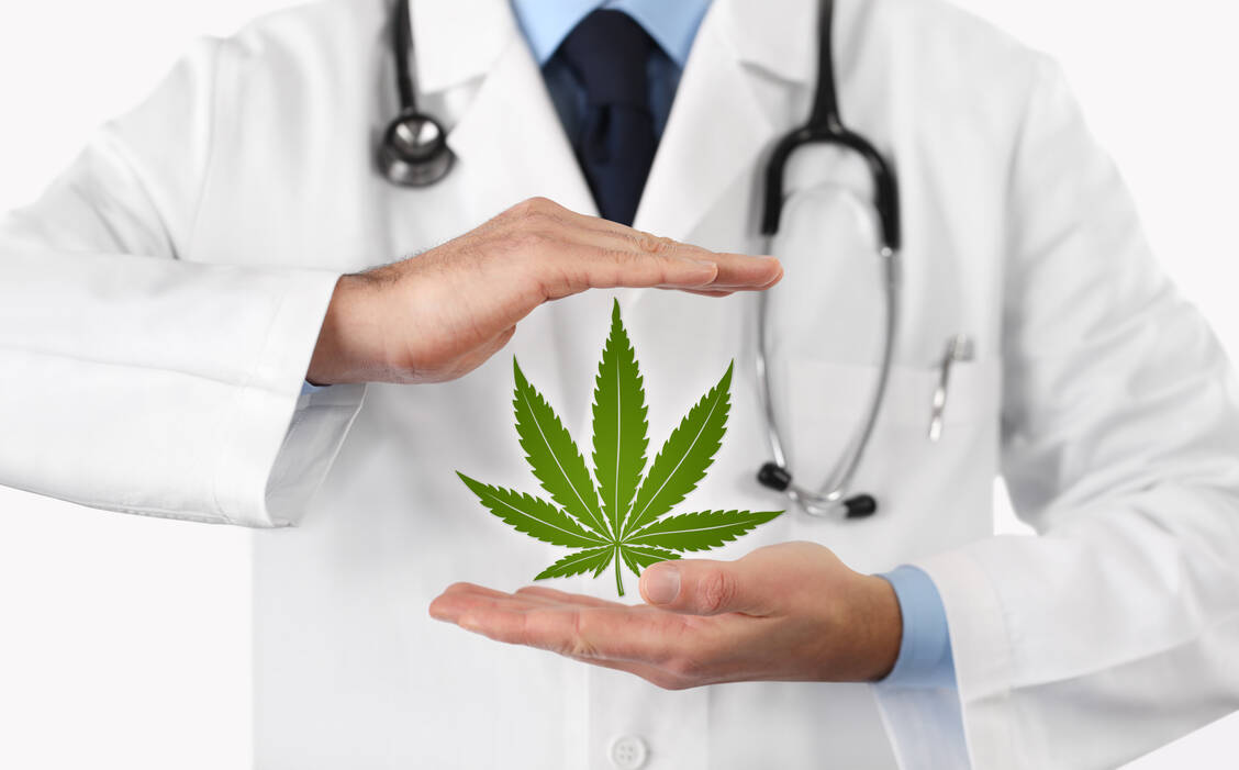 Englische Ärzte stellen kaum Rezept für medizinisches Cannabis aus. Mehr Chancen haben Patienten dort in privaten Praxen. / Foto: iStock/Visivasnc