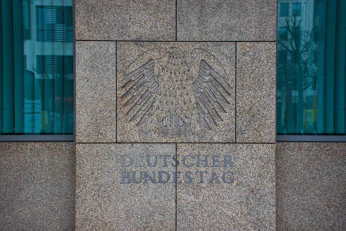 Am Freitag kommen die Bundestagsabgeordneten zum letzten Mal vor der Sommerpause zur Abstimmung zusammen. Ob sie auch über das GKV-Spargesetz abstimmen, ist aktuell unklar. / © Claudia Nass