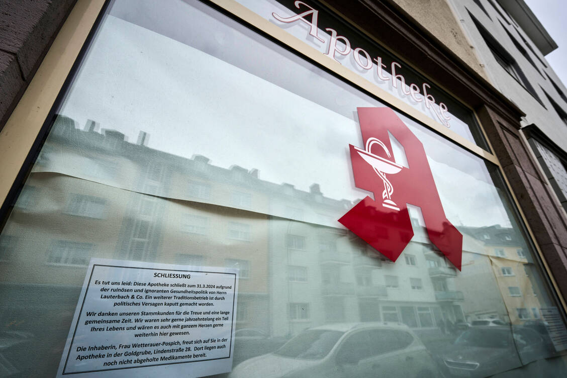 Die Versorgung durch Apotheken dünnt immer weiter aus. Insbesondere auf dem Land will die Regierung mit der erleichterten Gründung von Zweigapotheken dagegenhalten. / © Imago/Sascha Ditscher