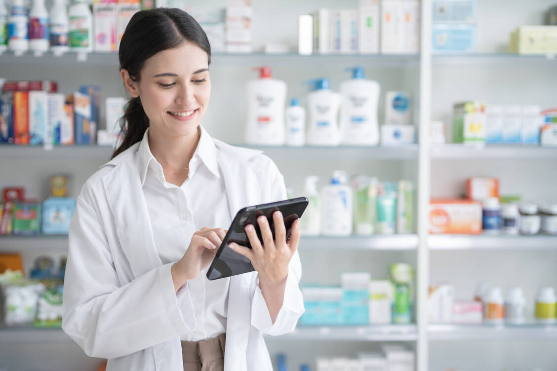 Jede Verdachtsmeldung zu Nebenwirkungen und Qualitätsmängeln aus den Apotheken hilft, die Arzneimittelsicherheit zu erhöhen. / © Getty Images/Vithun Khamsong