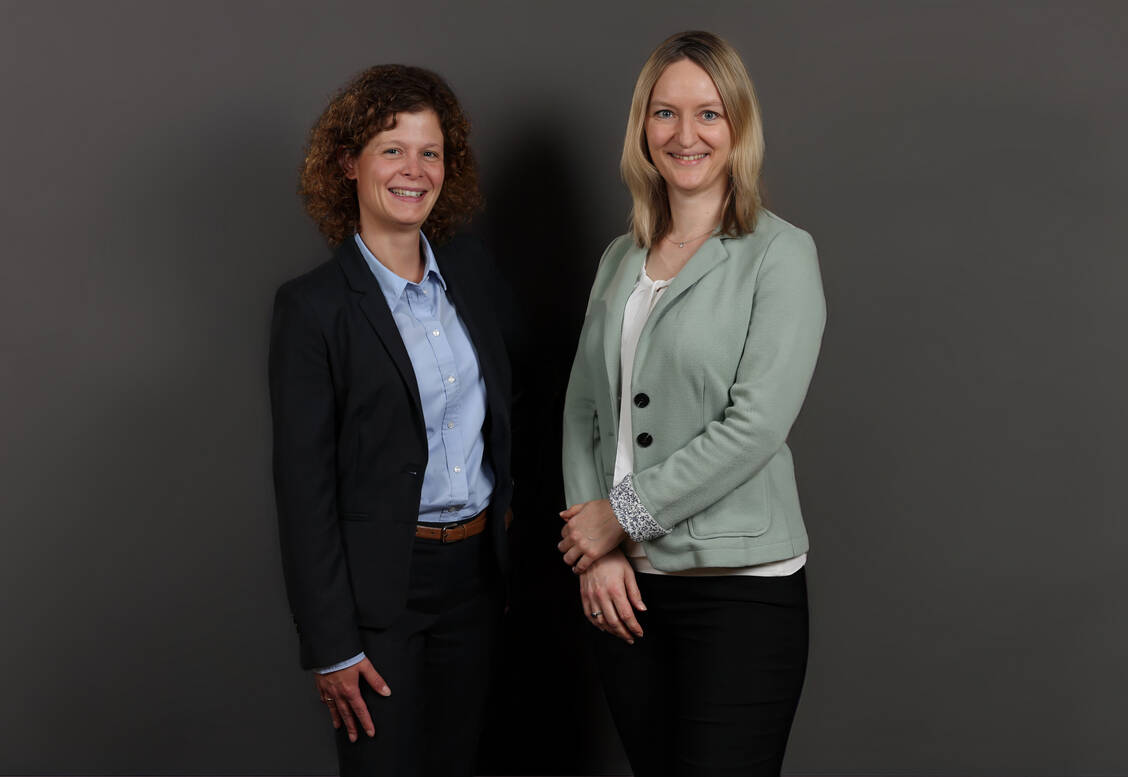 Corinna Kiggen (rechts) ergänzt Kathrin Koller in der Geschäftsführung der Bayerischen Landesapothekerkammer (BLAK). / © BLAK / Thomas Kiehl