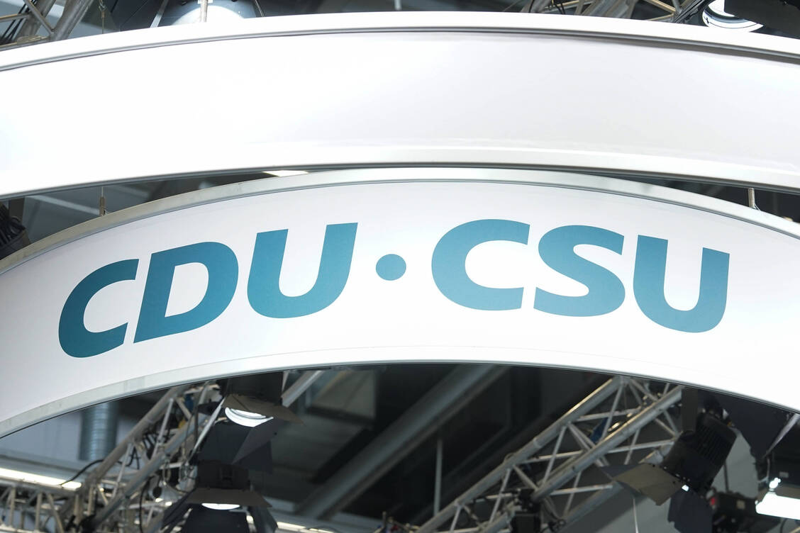 Beim CSU-Parteitag am vergangenen Wochenende sprachen sich die Delegierten dafür aus, auch Apotheken für die Entlastung der Hausarztpraxen heranzuziehen. / © Imago/STEINSIEK.CH