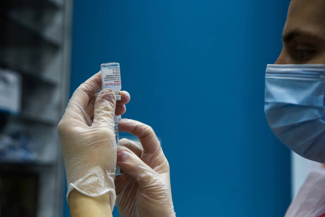 Mit der nun veröffentlichten Impfverordnung können Apotheken künftig selbst Covid-19-Impfstoffe beziehen und verimpfen. / Foto: Imago Images/ZUMA Wire