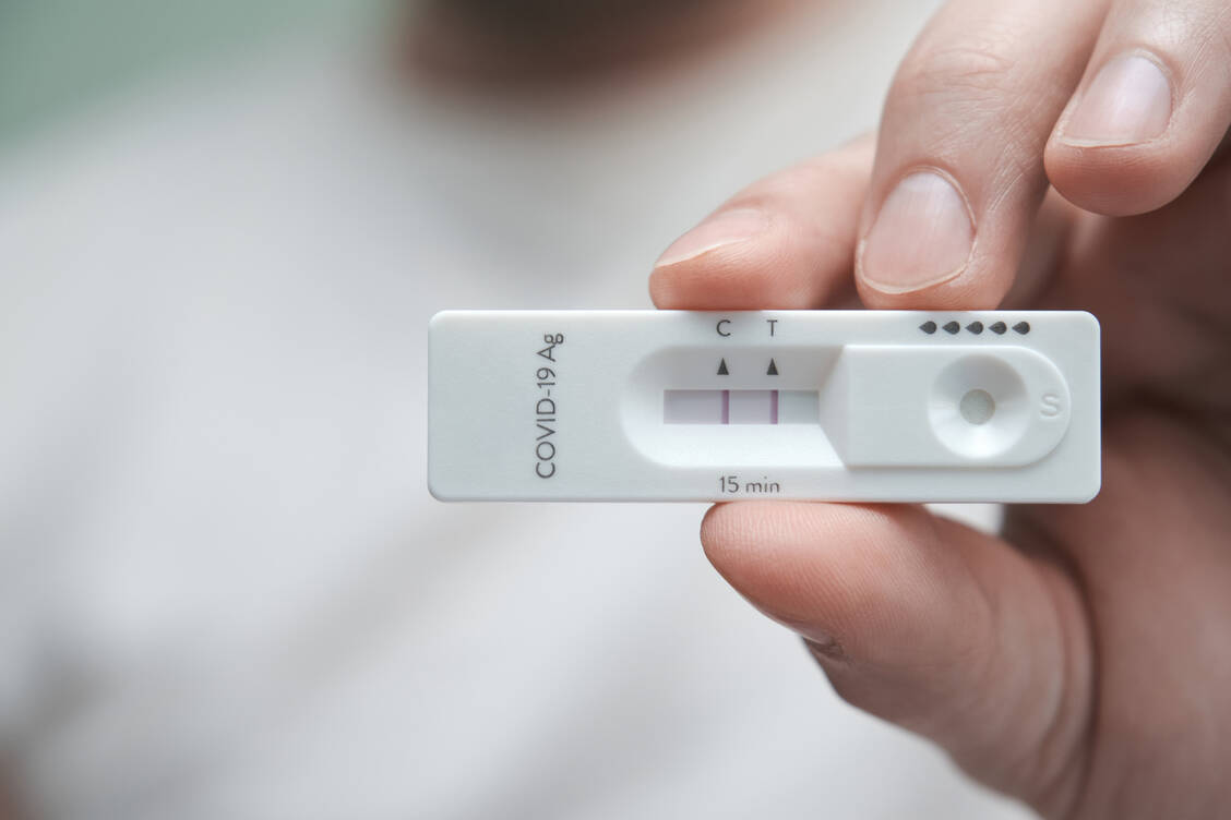 Bei stark immungeschwächten Menschen kann das Coronavirus sehr lang im Körper verweilen – und mutieren. / Foto: Getty Images/Ladanifer