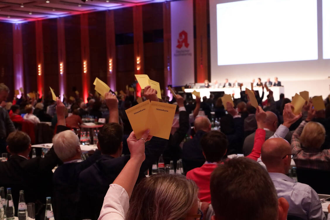 Dieses Jahr wird es die Antragsmappe aus Gründen der Nachhaltigkeit nur noch digital geben. Abgestimmt wird aber nach wie vor analog mit den bekannten gelben Karten.  / Foto: PZ/Alois Mueller