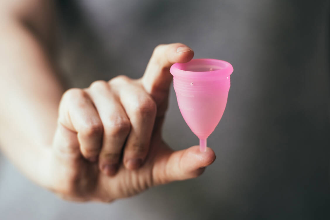 Menstruationstassen sind kleine Trichter aus weichem Material mit einem verstärkten Rand oben und einem kleinen Stiel unten, der das Entfernen erleichtert. / Foto: Adobe Stock/Gregory Lee