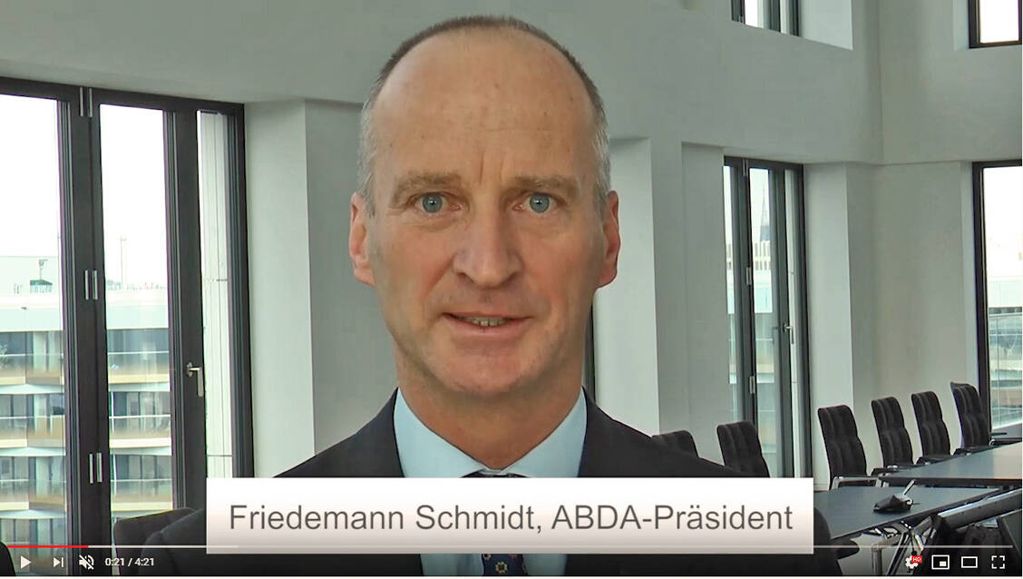 ABDA-Präsident Friedemann Schmidt äußert sich in einem Video zur seit heute erlaubten Herstellung von Desinfektionsmitteln in den Apotheken. / Foto: PZ/ABDA