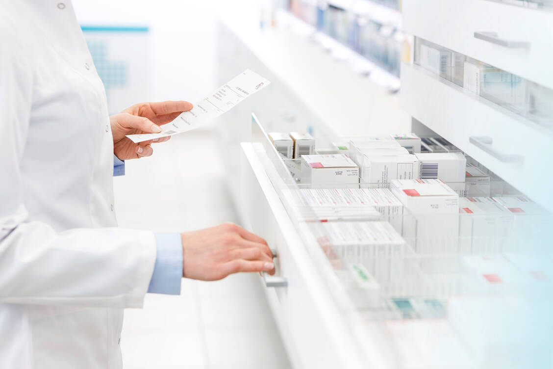 Mehr Verantwortung in der Krise: Wo bisher nur aut idem möglich war, können Apotheker, wenn es die Umstände erfordern, gemeinsam mit dem Arzt auch aut simile versorgen. / Foto: Getty Images/Caiaimage