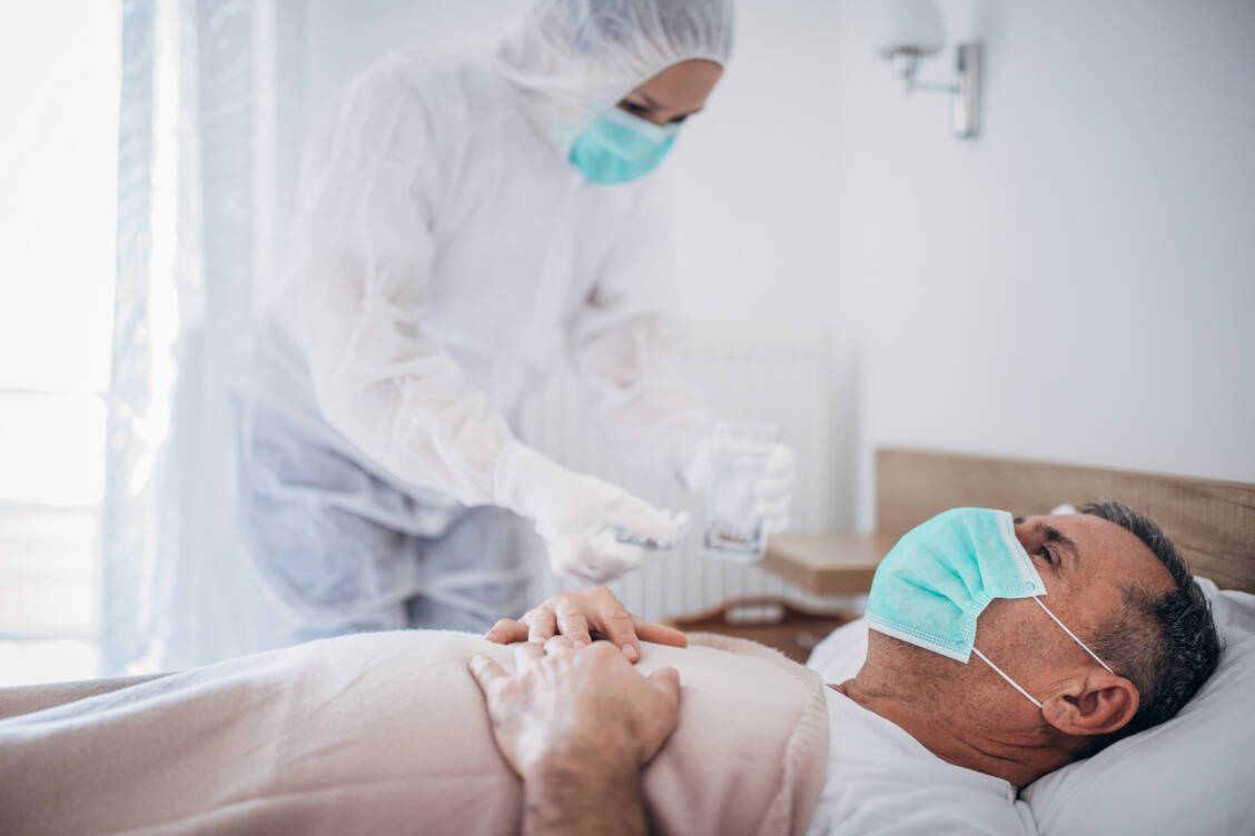 Männer infizieren sich zwar nicht öfter mit dem Coronavirus als Frauen, doch erkranken sie häufiger schwerer und haben auch eine höhere Sterberate. / Foto: Getty Images/South_agency