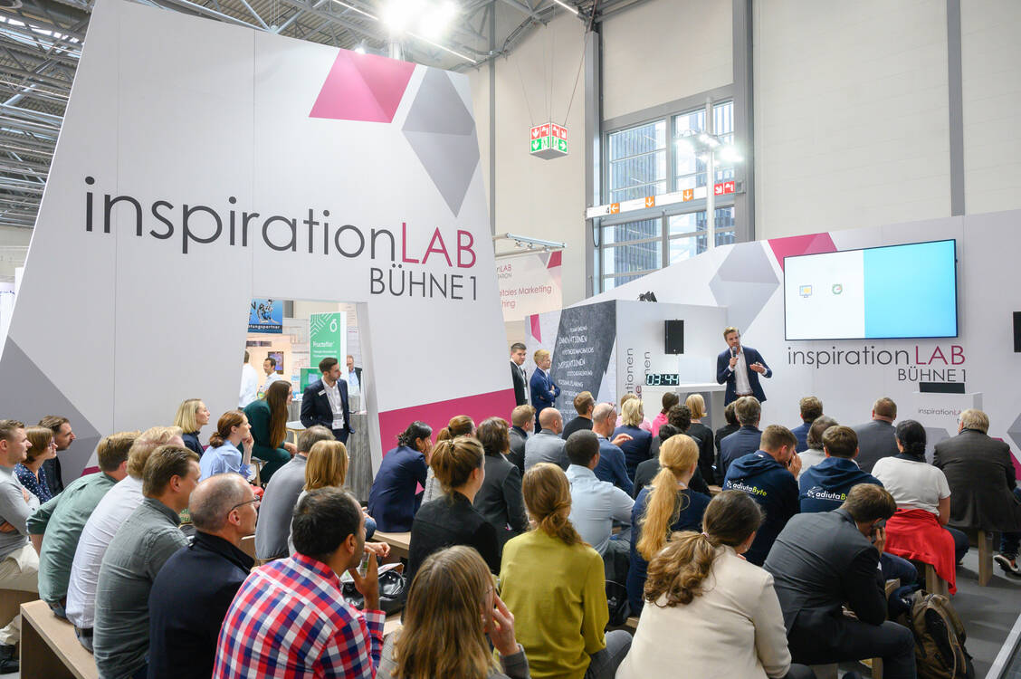 2019 hatten ausgewählte Start-ups im Inspiration Lab der Expopharm in München erstmals die Gelegenheit, sich vor einem großen Publikum der Apothekenbranche zu präsentieren. In diesem Jahr findet der Apostart-Wettbewerb coronabedingt virtuell statt. / Foto: Expopharm/Oliver Wachenfeld für ZWEILUX