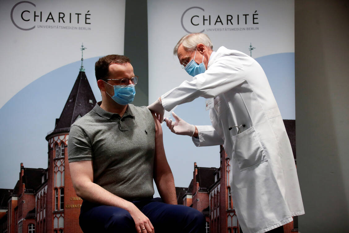 Jens Spahn hat sich in Berlin gegen die Grippe impfen lassen. Probleme bei der Beschaffung des Impfstoffs hatte er offenbar nicht.  / Foto: picture alliance/dpa/Reuters-Pool