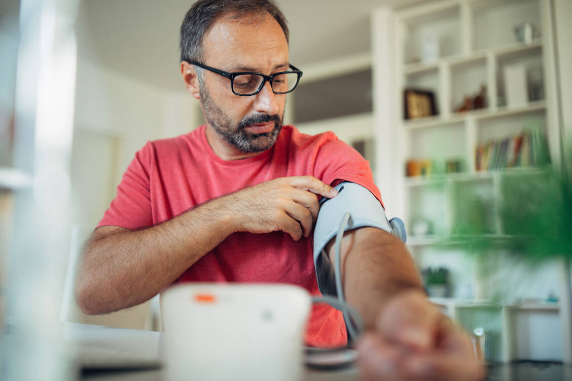 Ungefähr bei einem von zehn Patienten mit Hypertonie lässt sich der Blutdruck auch mit drei oder mehr verschiedenen Medikamenten nicht zufriedenstellend senken. / Foto: Getty Images/mixetto