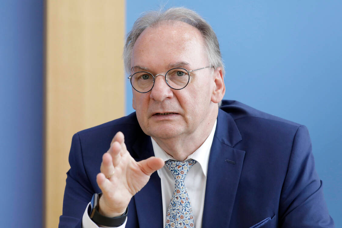 Reiner Haseloff möchte die von der AvP-Insolvenz betroffenen Apotheken gerne wieder in ruhigeres Fahrwasser bringen.  / Foto: Imago images/Jens Schicke