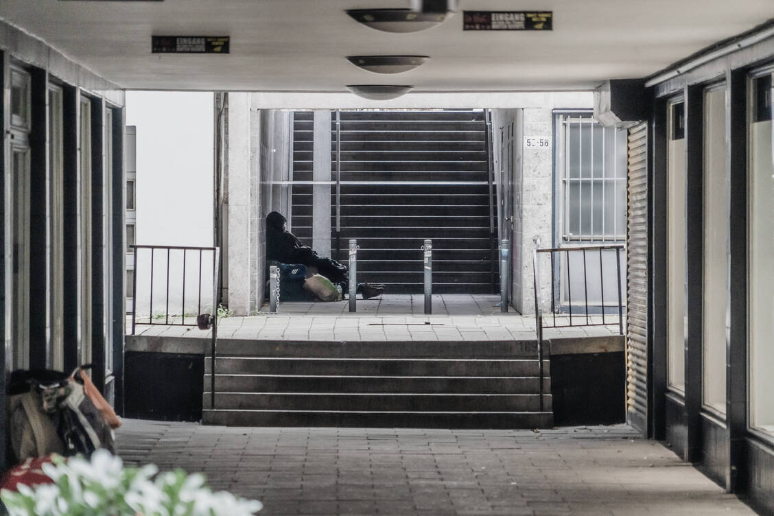 Insbesondere wohnungslose Menschen sind von der Pandemie hart getroffen. Sie haben oftmals keinen sicheren Rückzugsort. Jetzt dürfen Obdachlosenunterkünfte selbst Antigentests beziehen und durchführen. / Foto: imago images/Chris Emil Janßen