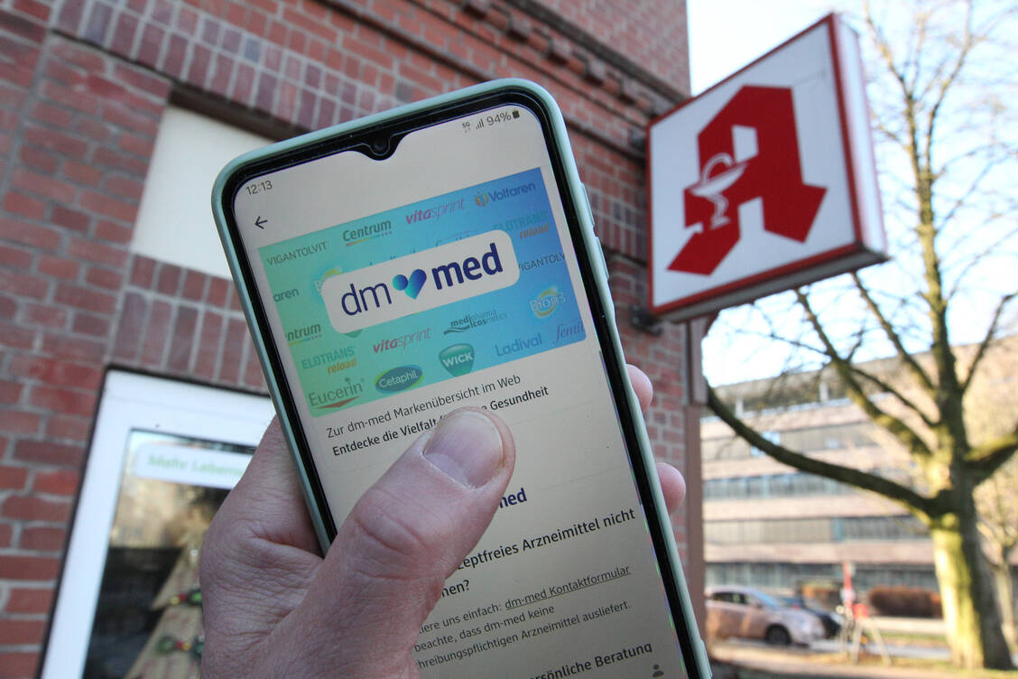 Der Drogerieriese dm hält nichts vom deutschen Fremdbesitzverbot für Apotheken. / © IMAGO/Hanno Bode