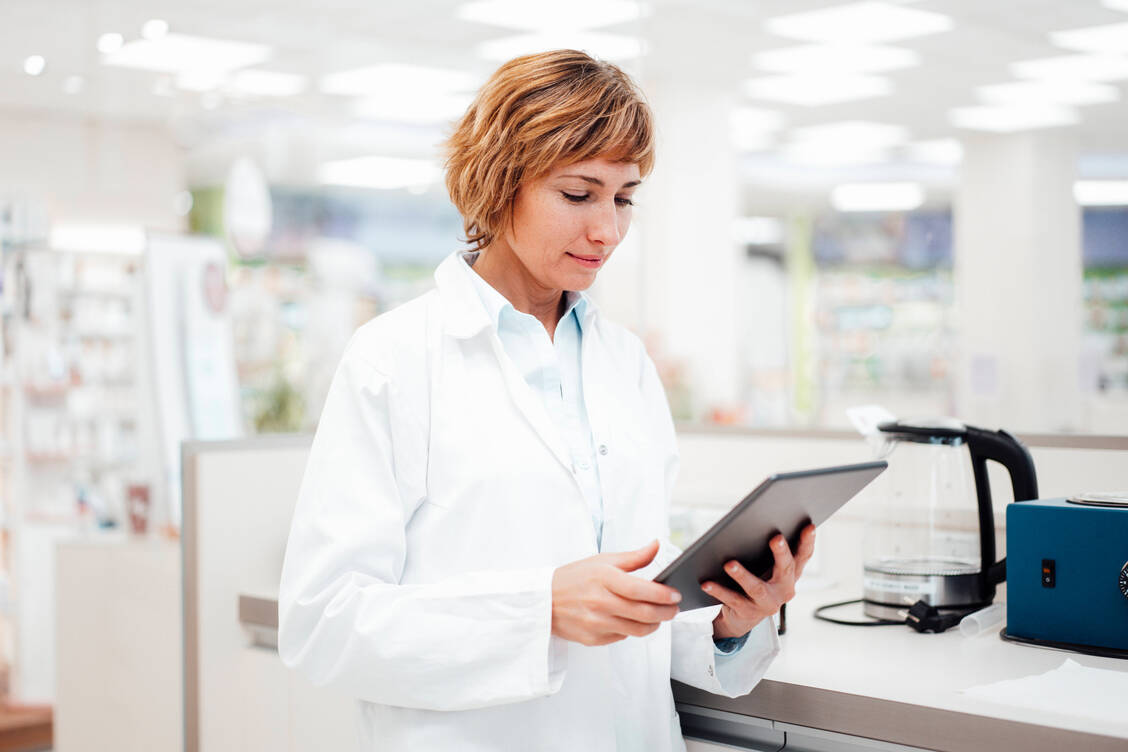 Mit dem E-Paper können Apothekenteams die PZ bequem im Berufsalltag nutzen. / © imago images/Westend61