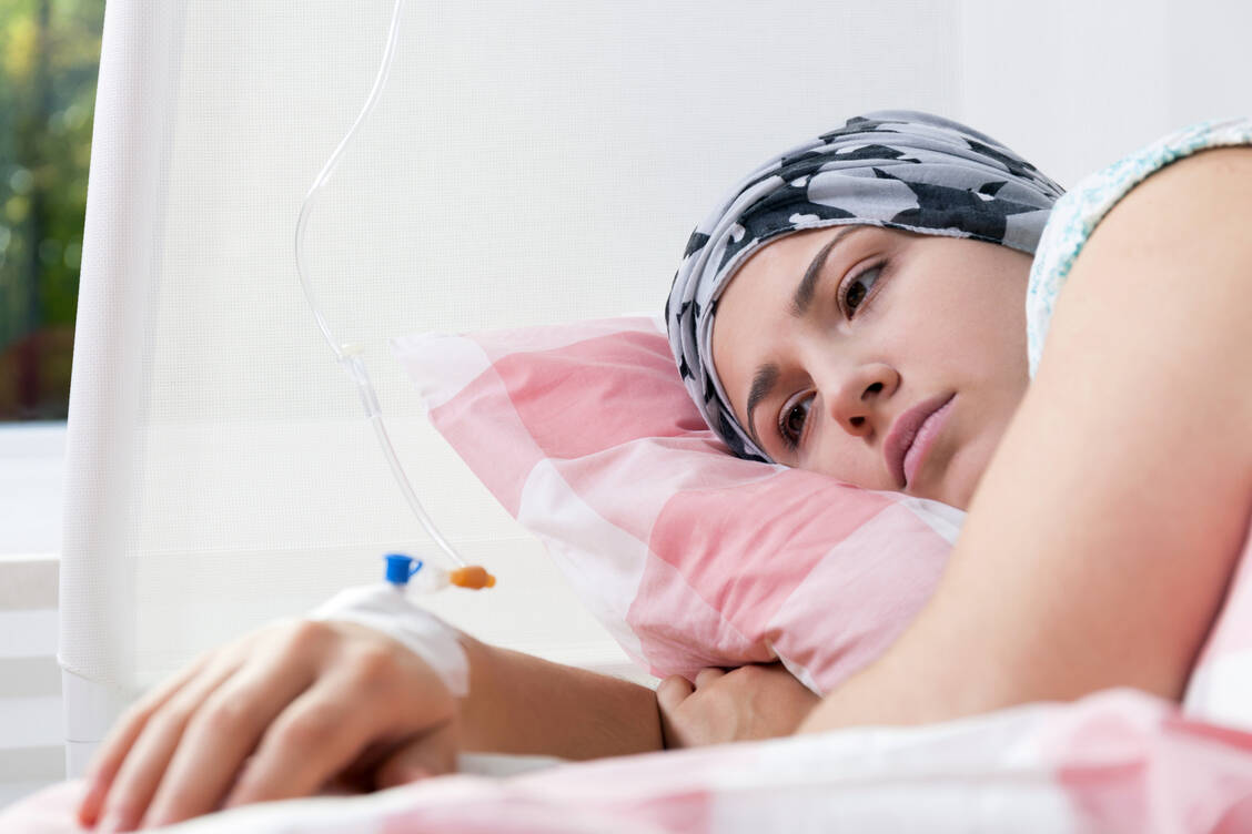 Ärzte sollten mit ihren Patientinnen und Patienten besprechen, was tatsächlich für das verordnete Krebsmedikament gezeigt wurde: ein längeres Gesamtüberleben, eine Verzögerung der Progression oder lediglich eine Tumorverkleinerung. / © Adobe Stock/Photographee.eu