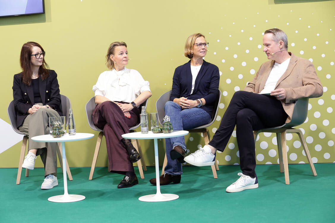 Die Apothekerinnen Tatjana Buck, Anike Oleski und Iris Blaschke diskutierten mit Florian Giermann darüber, wie sie sich selbst leistungsfähig halten. / © PZ/Alois Müller