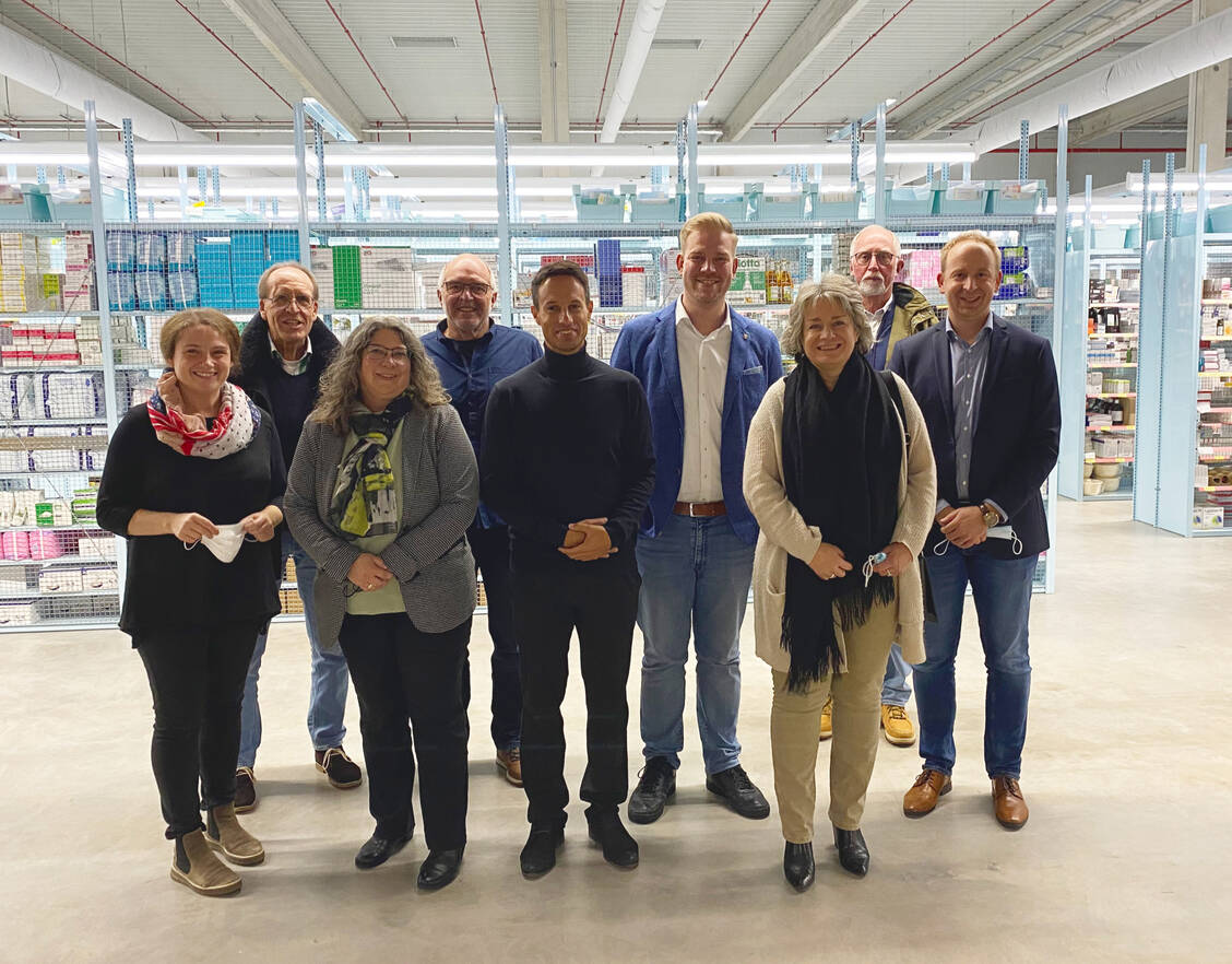 Mit einer SPD-Delegation besuchte Karina Fissmann (l.), die für die SPD im hessischen Landtag sitzt, das Sanacorp-Logistikzentrum in Bad Hersfeld. / Foto: Sanacorp