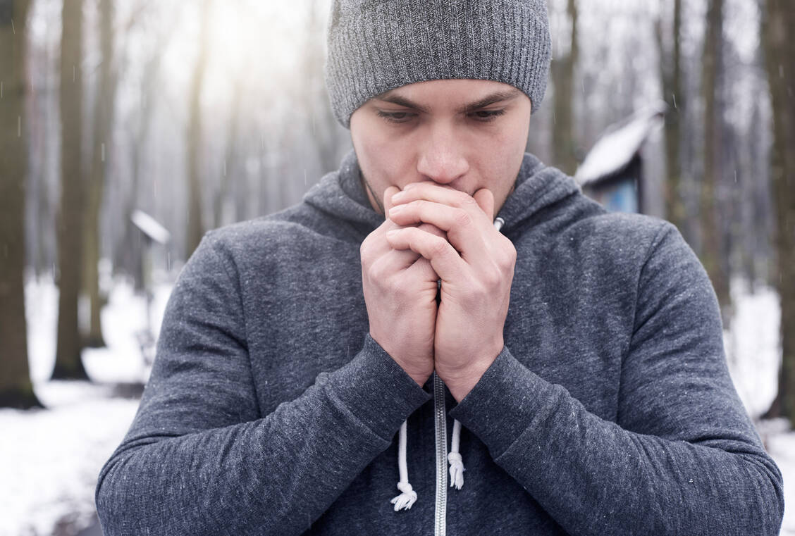 Beim Laufen ist es gar nicht notwendig, dass wir unseren Atem künstlich an unsere Schritte anpassen. «Am besten lässt man den Atem frei laufen, denn unser Körper weiß genau, wie viel Luft er braucht», sagt Privatdozent Dr. Sylvain Laborde von der Deutschen Sporthochschule Köln. / Foto: Getty Images/Gpointstudio