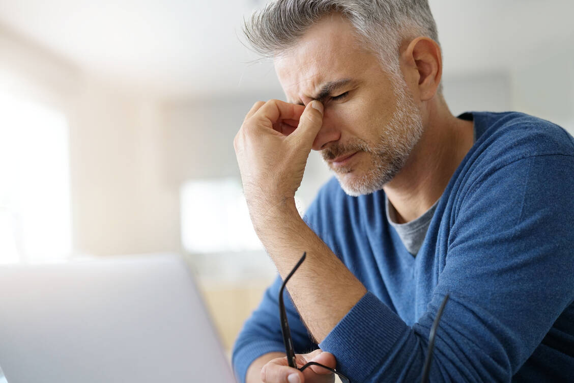 Psychische Erkrankungen wie Burnout und Depressionen sind der häufigste Grund, wieso Menschen im erwerbsfähigen Alter berufsunfähig werden. / Foto: Adobe Stock/goodluz