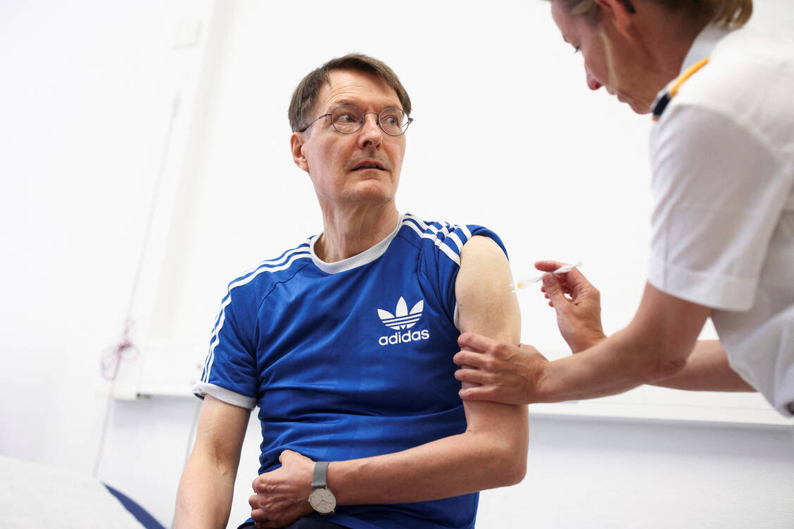 Bundesgesundheitsminister Lauterbach ist über 60 Jahre alt – damit gilt die aktuelle STIKO-Empfehlung zur Auffrischung der Corona-Impfung mit dem angepassten Impfstoff auch für ihn. Zum Start der Impfsaison ging der Minister heute mit gutem Beispiel voran. / Foto: picture alliance / ASSOCIATED PRESS