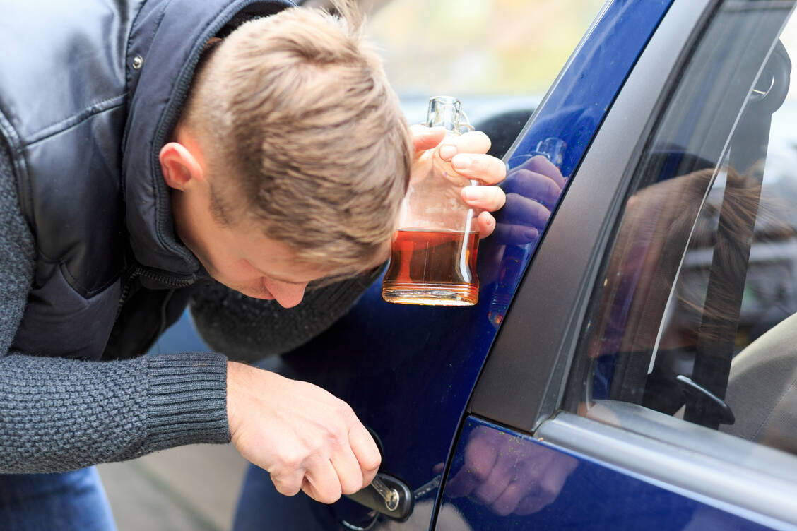 Gar keine gute Idee! Alkohol beeinträchtigt die Aufmerksamkeit und ab einer Blutalkohol­konzentration von 1,10 Promille gilt eine Person als absolut fahrunsicher. / Foto: Adobe Stock/juefraphoto