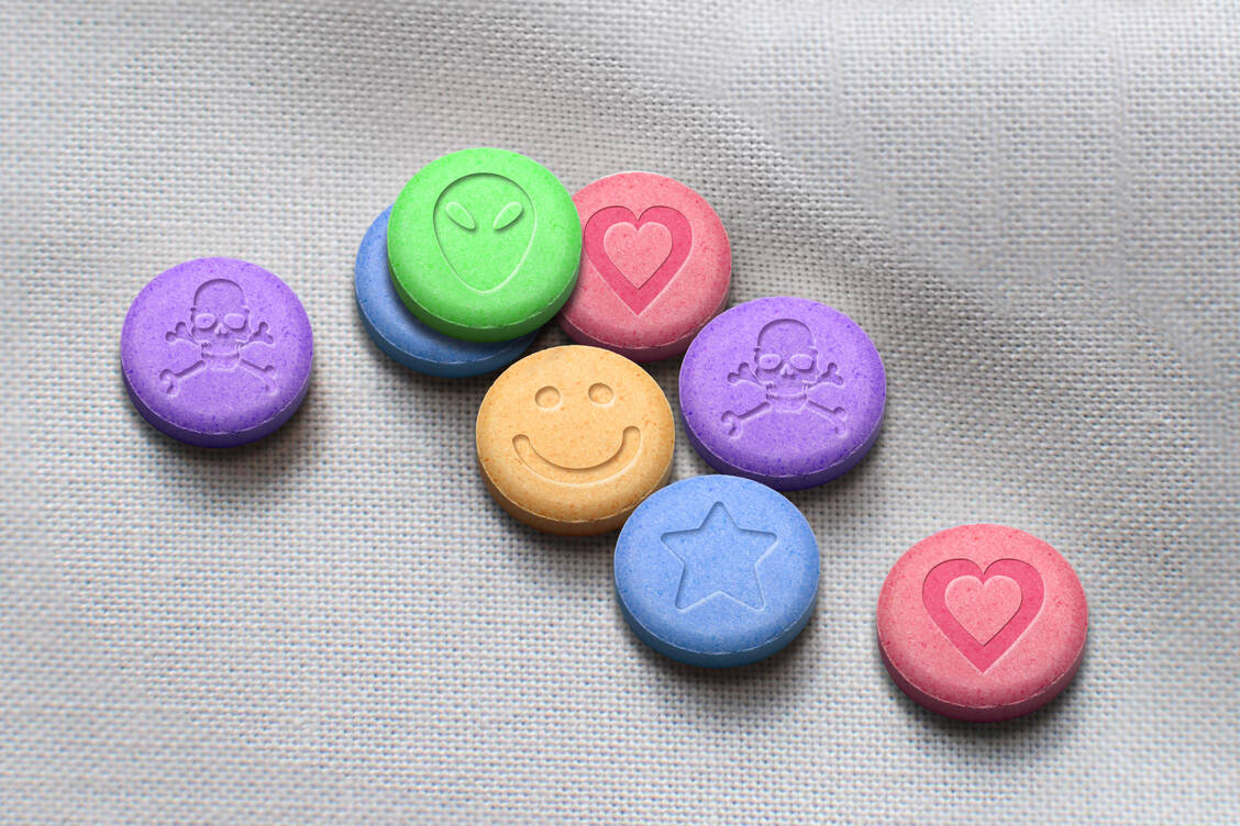 Konsumenten von Ecstasy, Kokain und anderen Drogen müssen davon ausgehen, dass ihre Einkäufe nicht (nur) das enthalten, was sie glauben – das betrifft gewünschten Inhalt wie ungewollte Beimischungen und den Wirkstoffgehalt. / © Getty Images/Makhbubakhon Ismatova